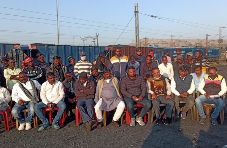 कुसुंडा रेलवे साइडिंग परिसर में संयुक्त मोर्चा के बैनर तले ग्रामीणों ने अपनी मांगों को लेकर किया प्रेस वार्ता