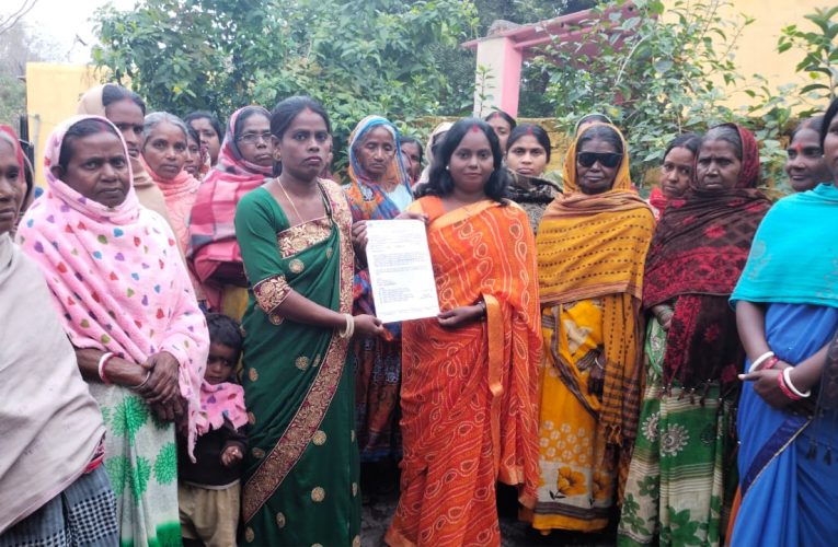 परिसंघ महिला विंग धनबाद की जिला अध्यक्ष इंदू देवी को बनाया गया राष्ट्रीय सचिव गरिब महिलाओं के बीच किया साड़ी वितरण