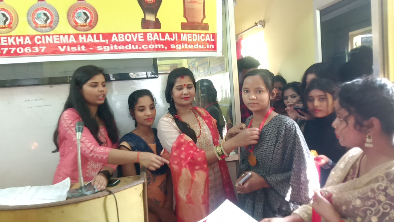 केंदुआ बाजार स्थित श्रीगुरु कृपा इंफोटेक कंप्यूटर सेंटर में छात्र-छात्राओं का सम्मान समारोह का आयोजन