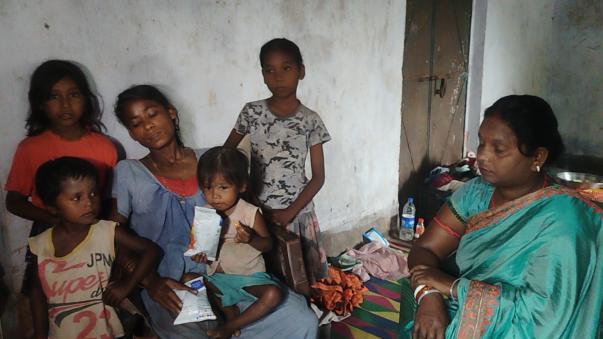 धनबाद के पूटकी 17नंबर मे मिट्टी का घर ढहा, मलबे में दबे पांच लोग. स्थानीय लोगों ने सभी को निकाला सुरक्षित