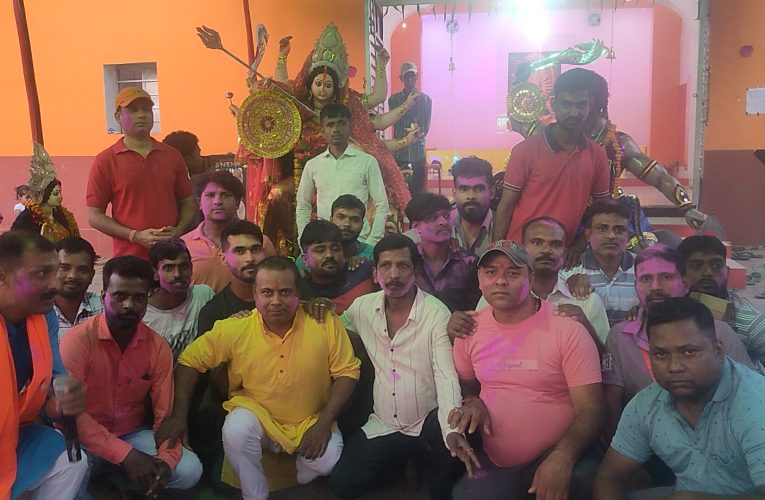 पूटकी,आस्छे बछर आबार होवे ” नारे के साथ मूर्ति का विसर्जन