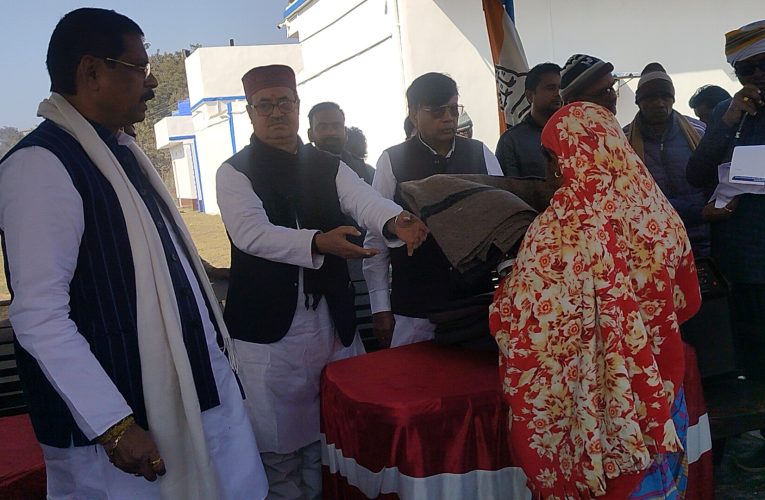 पूटकी भागाबांध कांग्रेस जिला महासचिव गुड्डू ख़ान  ने किया कंबल वितरण