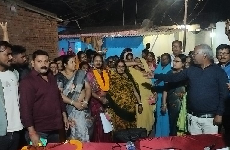 केंदुआ.पार्षद प्रत्याशी सुनीता देवी ने किया केंदुआ में डोर टू डोर जनसंपर्क अभियान