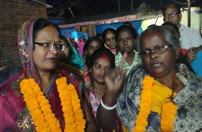 धनबाद.वार्ड 12 कि पार्षद प्रत्याशी सुनीता देवी ने बुधवार किया को केंदुआ में डोर टू डोर जनसंपर्क अभियान