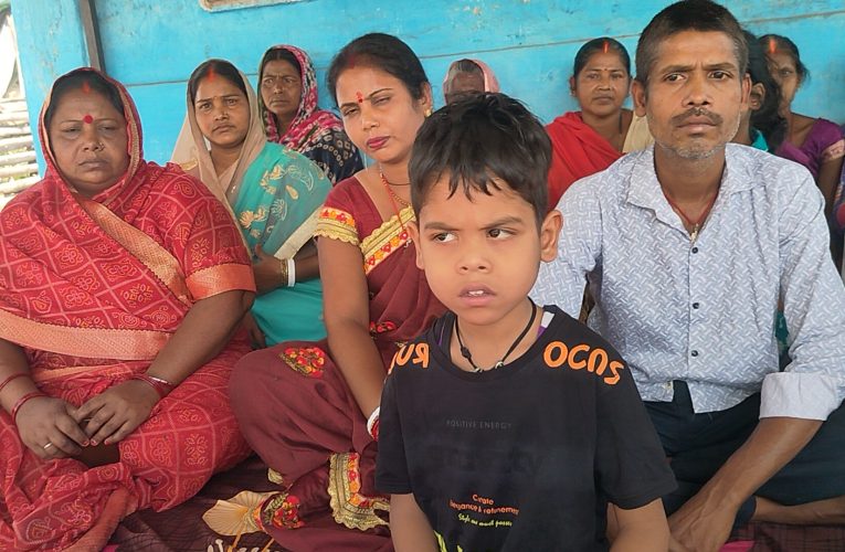 धनबाद.वार्ड 11 के पार्षद बद्री रविदास ने प्रेस वार्ता कर अपने ऊपर लगे तीसरी संतान के आरोपों का किया खंडन*