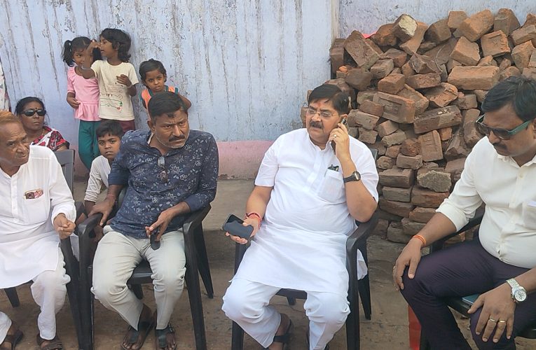 धनबाद विधायक राज सिन्हा ने किया अग्नि प्रभावित क्षेत्र केंदुआडीह का दौरा
