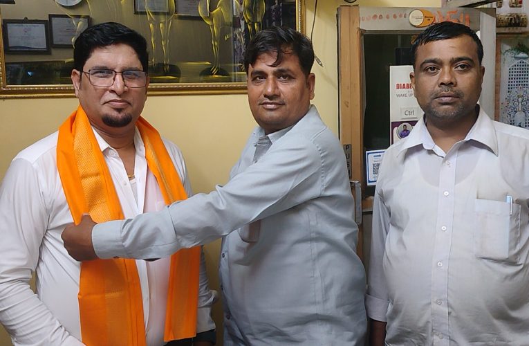 केंदुआ डॉक्टर्स डे पर केंदुआ के सुप्रसिद्ध डॉक्टरCP दुबे क़ो भाजपा नेता ने किया सम्मानित