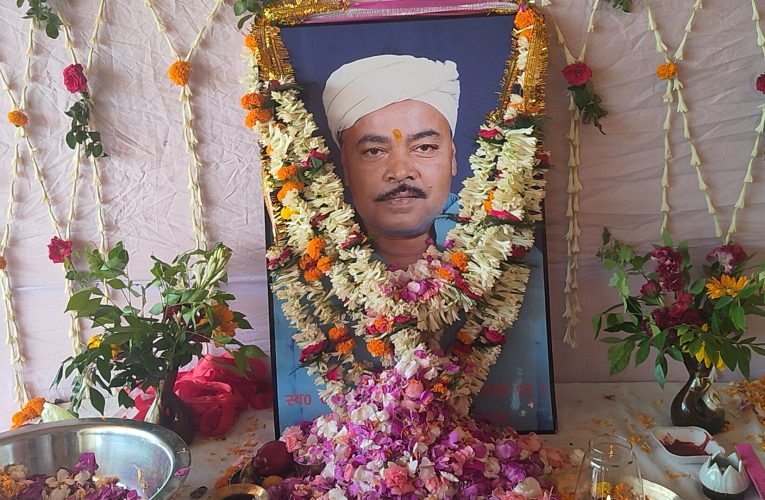 केंदुआ. वार्ड 13 के पूर्व पार्षद स्वर्गीय संजय यादव की छठी पुण्यतिथि. BCCL कुसुंडा एरिया 6 के महाप्रबंधक ने पुष्प अर्पित कर दी श्रद्धांजलि 