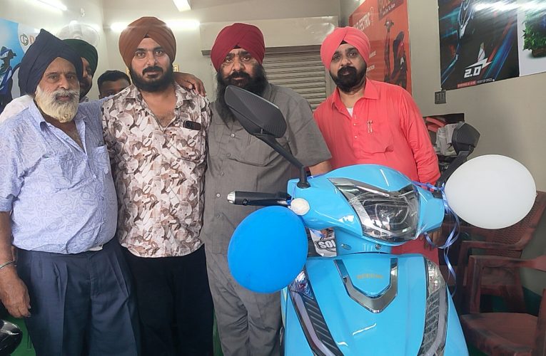 पुटकी.करकेंद मोड़ पर सतनाम मोटर्स के बैटरी स्कूटी शोरूम का उद्घाटन