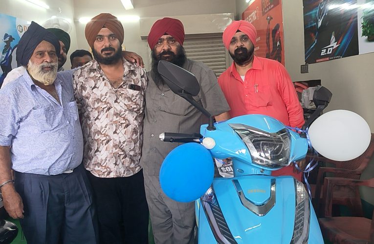 पुटकी.करकेंद मोड़ पर सतनाम मोटर्स के बैटरी स्कूटी शोरूम का उद्घाटन