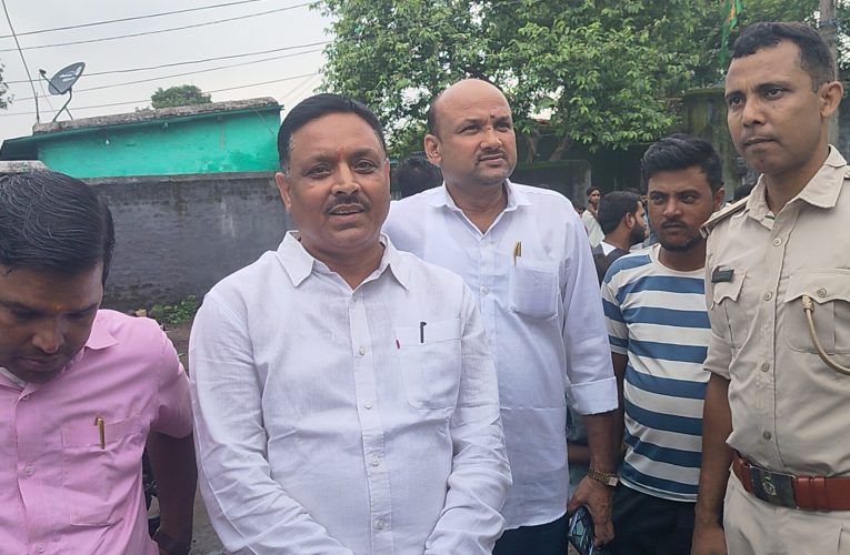 लोयाबाद भू-धसान के बाद घटनास्थल पहुंचे जदयू जिलाध्यक्ष, पिंटू सिंह.सुरक्षित पुनर्वास और मुआवजे की मांग